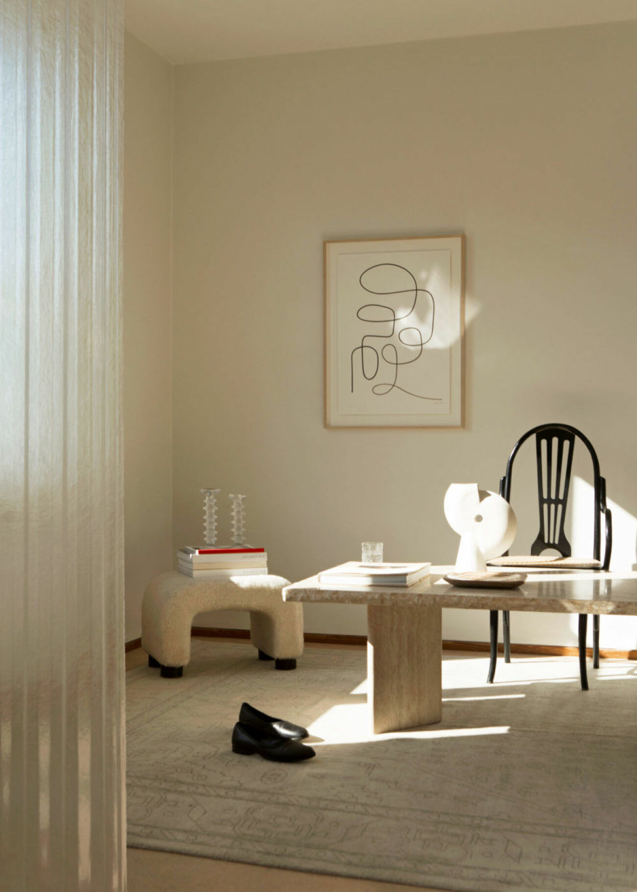 Bild på vardagsrum hemma hos Odem Atelier. 