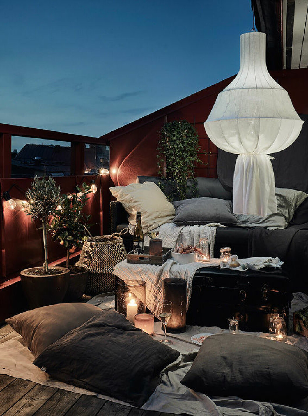 Foto: <a href="https://www.instagram.com/fotografanders/" target="_blank" rel="noopener">Anders Bergstedt </a>Styling: <a href="https://www.instagram.com/annafurbacken/" target="_blank" rel="noopener">Anna Furbacken</a> för <a href="https://www.instagram.com/entrancemakleri/" target="_blank" rel="noopener">Entrance mäkleri</a>/mäklare: Jessica Fridstedt Cosy scandinavian balcony in the summer. Nightsky.
