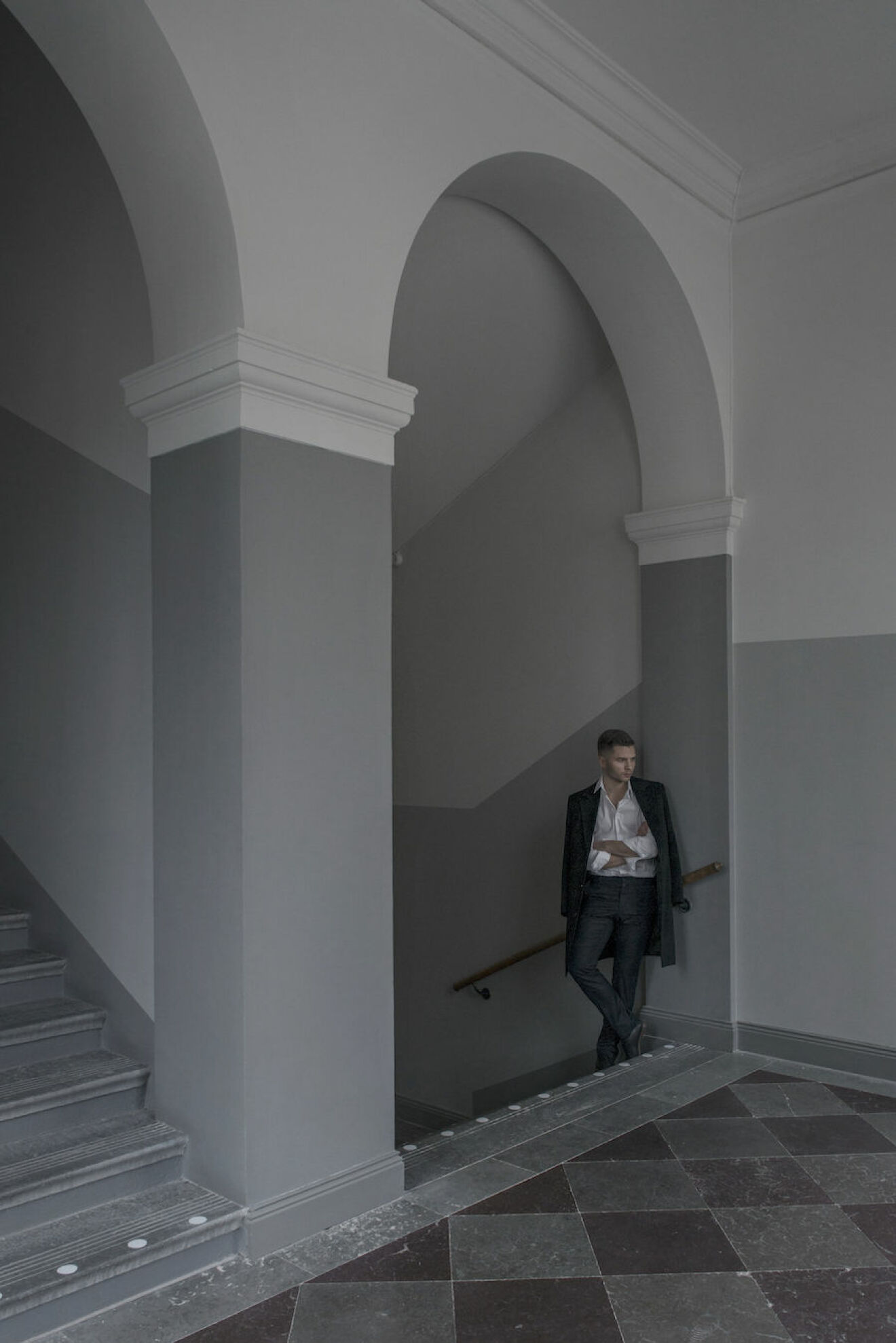 Bild på Alexander Söderqvist i trapphuset på lägenheten i kvarteret Vega. 
