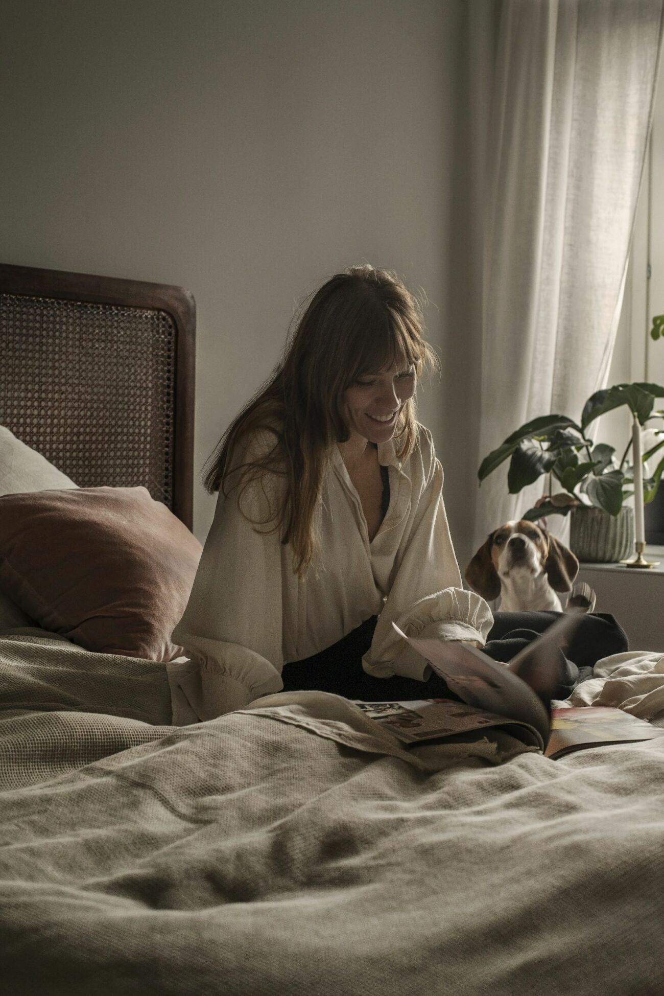 Modefotografen Sara Bille sittandes i sitt sovrum