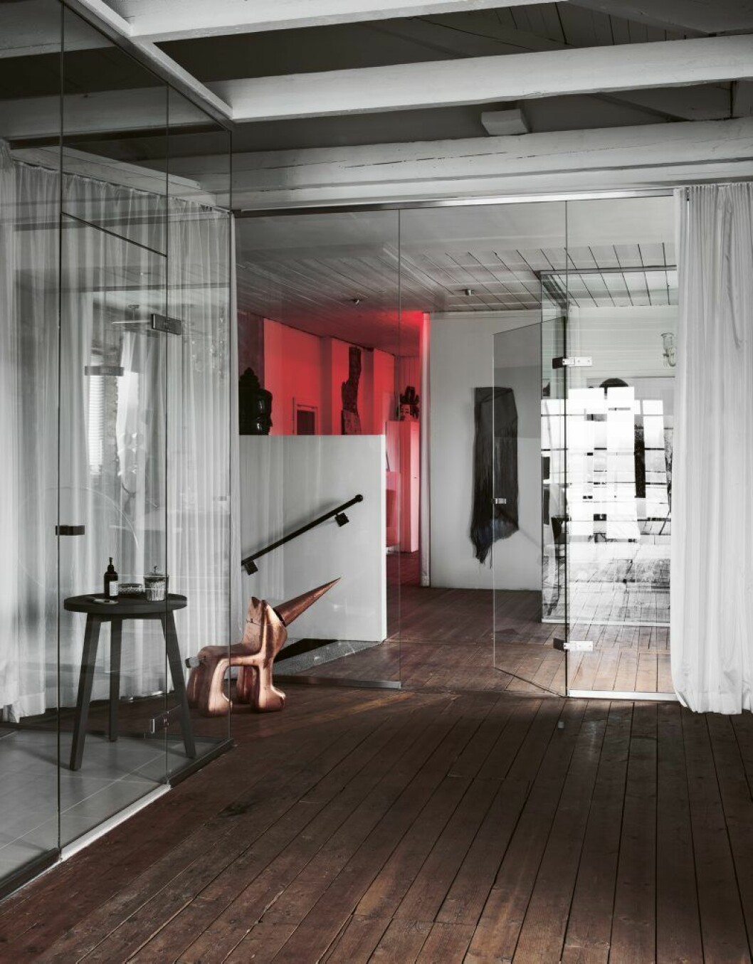 Annica Eklund’s old living room upstairs has been converted into the Urban House suite with its generous 85 square meteres. The beautiful wooden floors are left over from the slaughterhouse and the red light that can change colour with your mood is a striking detail. 124559_residence_annica_eklund_299lev