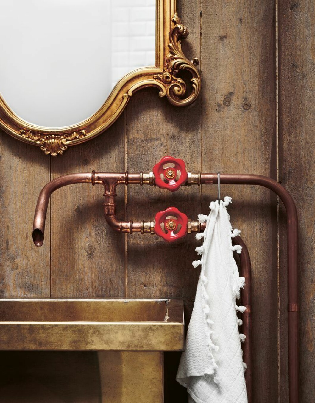All bathrooms have visible copper pipes and sinks in copper orbrass. The mirror is from the home of the Eklund sister’s parents. 124992_residence_annica_eklund_037lev