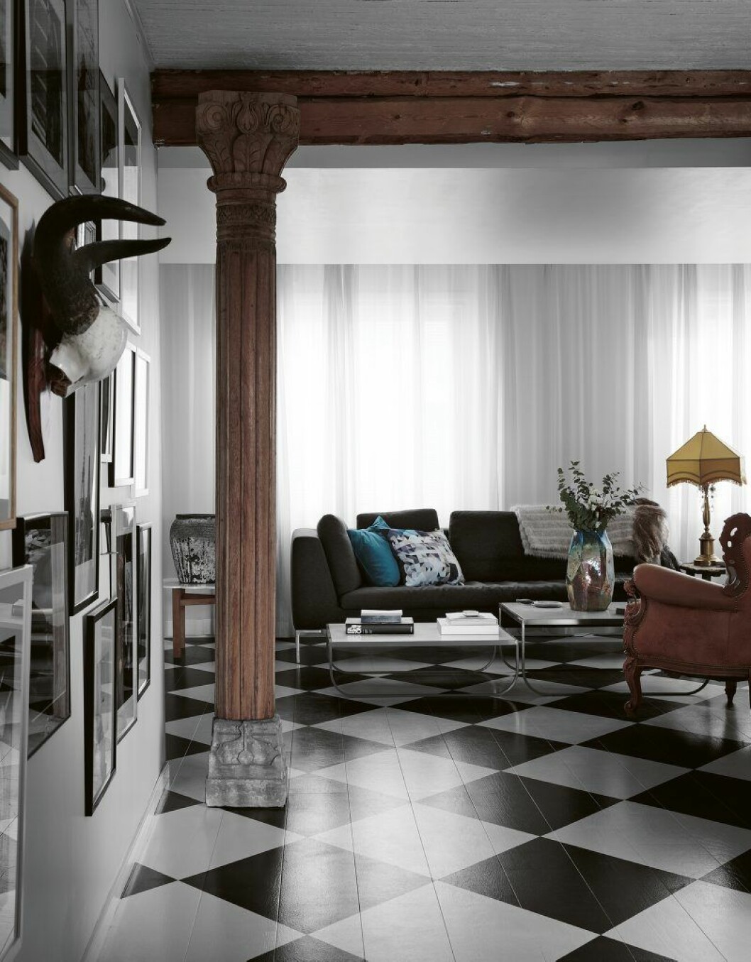 The Tree Room is one of the uniquely decorated guest rooms. The big lounge that was previously Eklund’s bedroom now serves as a relaxing space where the guests can socialise. 124992_residence_annica_eklund_087lev