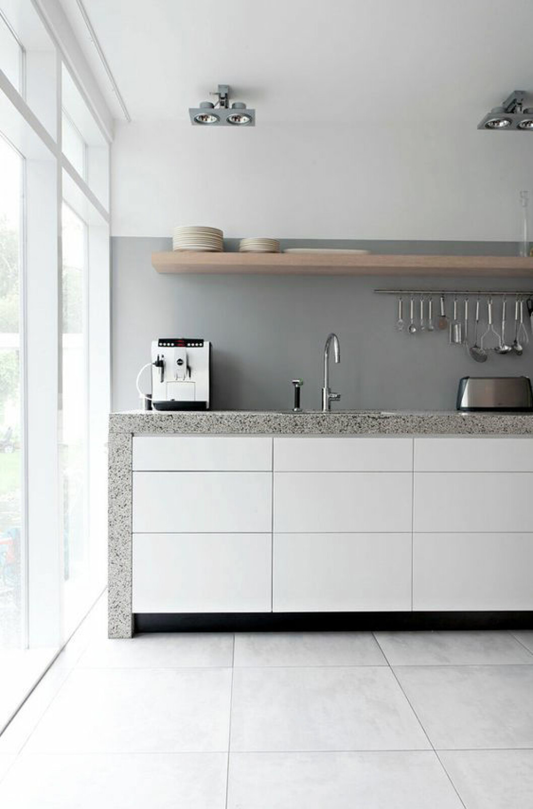 Via: <a href="http://www.freshpalace.com/2012/04/05/gerrit-rietveld-bungalow-by-remy-meijers" target="_blank">Fresh Palace</a> 13. half-painted