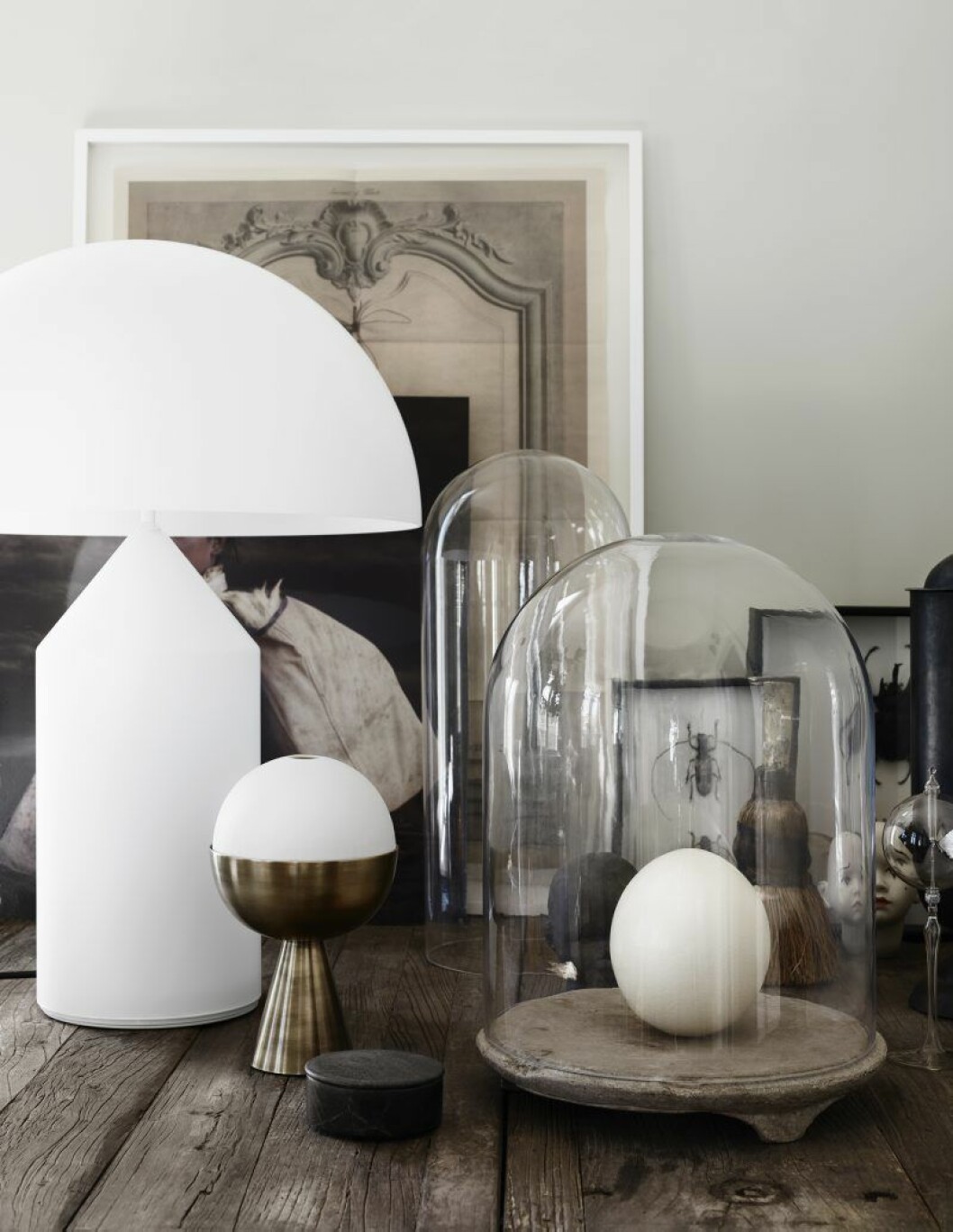 Bordet Lyon table från Artilleriet står i hörnet av det stora sällskapsrummet med olika prydnader på. Man kan ana parets intresse för växter och natur. Lampa Atollo av Oluce. Bordet Lyon table från Artilleriet står i sällskapsrummet med olika prydnader på.