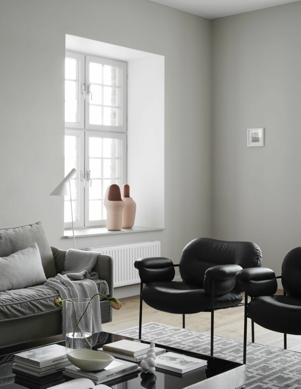 Väggfärg Space, Jotun. Soffa Julia, 18 100:-, Posh living. Kudde, Garbo interiors. Pläd, 2 590:-, Society, NK inredning. Soffbord Low square coffee table, 7 500:-, Dusty deco. Fåtöljer Bollo i skinn, 12 360:-, Fogia. Golvlampa AJ, 6 845:- Arne Jacobsen, Louis Poulsen, Svenssons i Lammhult. Matta Link, 8 900:-, Layered, Dusty deco. Böcker, Konst‑ig. Skål, NK inredning. Bubblig vit vas Egg vase, 1 220:-, Moooi, NK inredning. Glasvas, 199:-, Granit. Vaser Gardenia nr 1 och 2 för BD Barcelona, 2900:-. 132196_riksbyggen_kvarnholmen_258lev