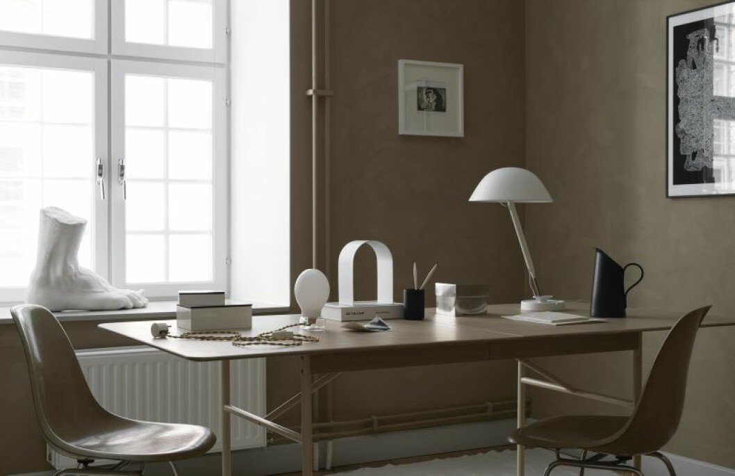 Väggfärg, kalkfärg Cashmere, Jotun. Matbord Supper, 16 990:-, Fogia. Stolar Eames, Herman Miller, 3 000:-/styck, Dusty deco. Svart tavla av Moley Talhaoui, 2 300:-, Absolut art. Vit lampa, Inga Sempé, 6 649:-, Wästberg. Vita boxar, 229:-/399:-, No 21 interiör. Glaslampa, Nilla Eneroth, 1 900:-, Blås & knåda. Bok från Konst-ig. Bokhylla Shrine, 499:-, Menu, Asplund. Pennburk, 98:-, Iris hantverk. Pennor, 35:-/styck, Iris hantverk. Silverask, Brandstationen. Block, 99:-/115:-, Mimou. Kanna, 750:-, Ann-Sofie Gelfius, Kaolin. Matta från Privaté 0204, Artilleriet. Fotskulptur, 2 895:-, Posh living. 132196_riksbyggen_kvarnholmen_469lev