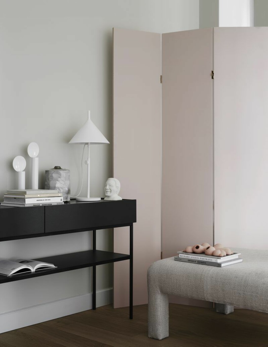 Väggfärg Space, Jotun, skänk Luc, Mats Broberg & Johan Ridderstråle, 21 900:-. Asplund. Vikvägg, Daniel Östman. Pall, Daniel Östman. Lampa Nendo kon, 5 845:-, Wästberg. Böcker, Konst-ig. Vita ljusstakar, 725:-, Asplund. Urna med lock, Rikard Palmquist, 2 800:-, Kaolin. Ansikts- skulptur, 999:-, Posh living. Rosa skulptur, 4 200:- Kristine Thenman, Kaolin. 132196_riksbyggen_kvarnholmen_631lev