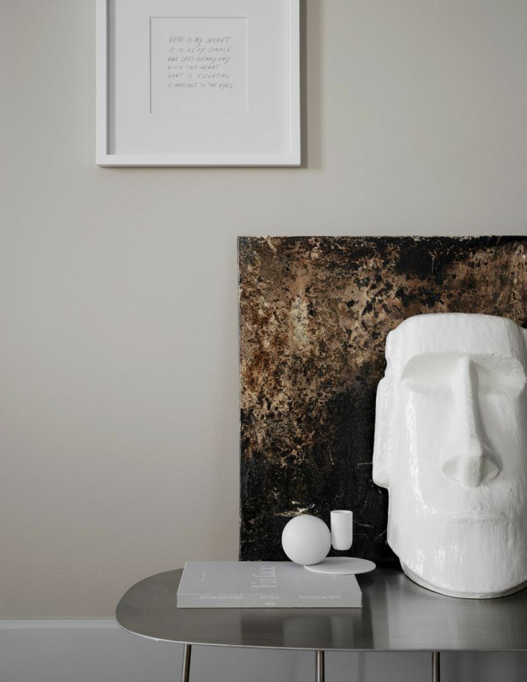 Soffbord Zoo, 19 600:-, Asplund. Bok, Konst‑ig. Ljusstake, 500:-, Menu, NK inredning. Målning Abstraction, Sackarias Luhanko, 8 000:-, skulptur, 5 200:-, båda Dusty deco. 132196_riksbyggen_kvarnholmen_643lev