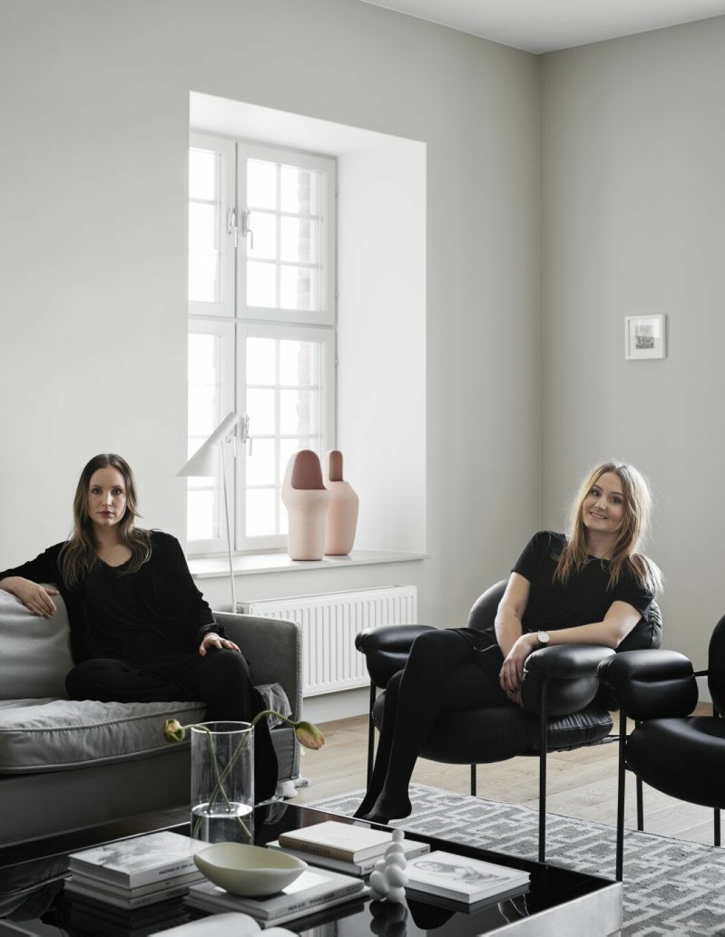 Evalotta och Elin pustar ut en kort stund, innan det är dags att baxa in några möbler till. 133425_riksbyggen_kvarnholmen_307lev