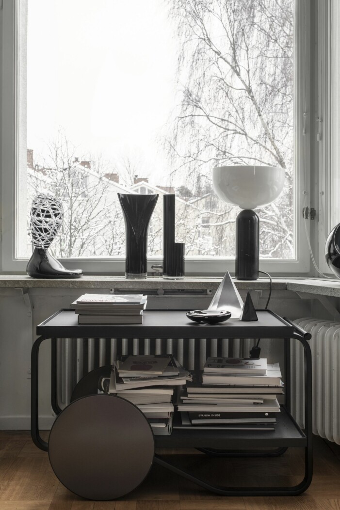 Serveringsvagn modell 900, ritad av Alvar Aalto för Artek. I fönstret konstglas av Markus Emilsson och Lena Bergström. Kizu lamp från New works. Glaspyramider av Jan Johansson och Åsa Jungnelius, litet djupblästrat fat av Malin Lindahl. Serveringsvagn modell 900, ritad av Alvar Aalto för Artek och i fönsterkarm bakom glaspyramider av Jan Johansson och Åsa Jungnelius.