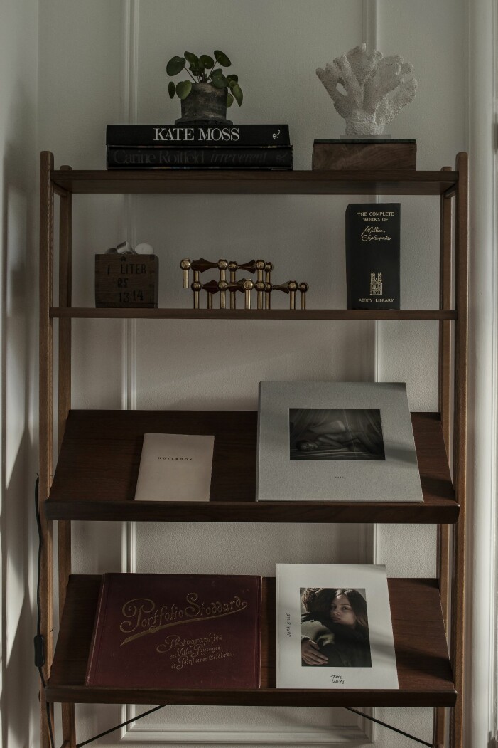 Vintagehylla med favoriter som en korall från Sicilien, mässingsljusstakar, Mario Sorrentis bok om Kate Moss och Sara Billes egen bok Two days samt Shakespeares samlade verk. Vintagehylla med coffee table böcker