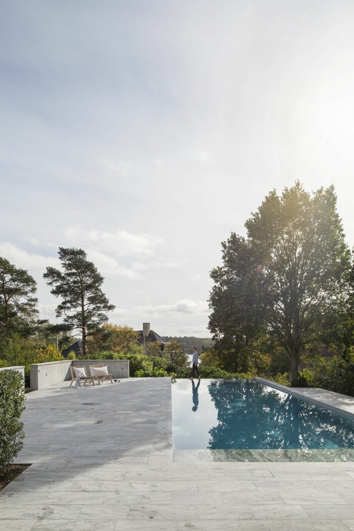 Infinitypoolen har sjöglimt och är ritad av Jordens arkitekter. Eken skänker lummighet och skugga och speglar sig drömlikt i vattnet. Poolområde i trädgården