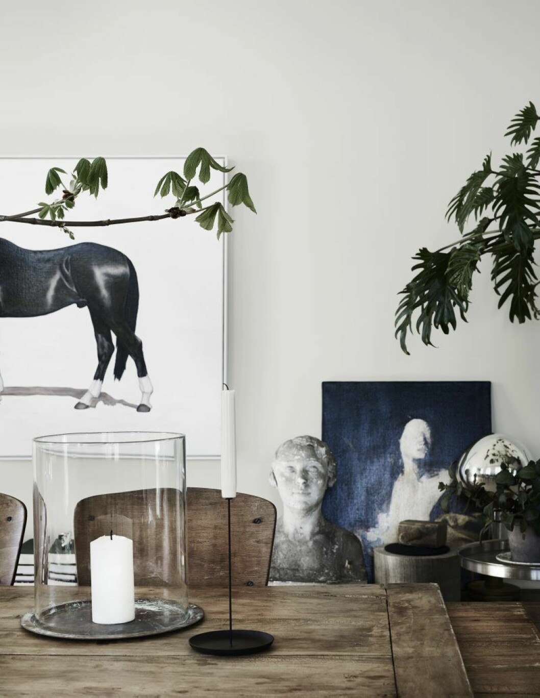 Tavlan på väggen beställde paret från Björns bror, konstnären Johan Ray Pedersen. Snart kommer en printversion att finnas till försäljning på Artilleriet. Det andra konstverket är av vännen Marc Zacharoff. Den tunna ljusstaken heter Candle pin noir. Björns bror, konstnären Johan Ray Pedersen, har målat tavlan som hänger på väggen.