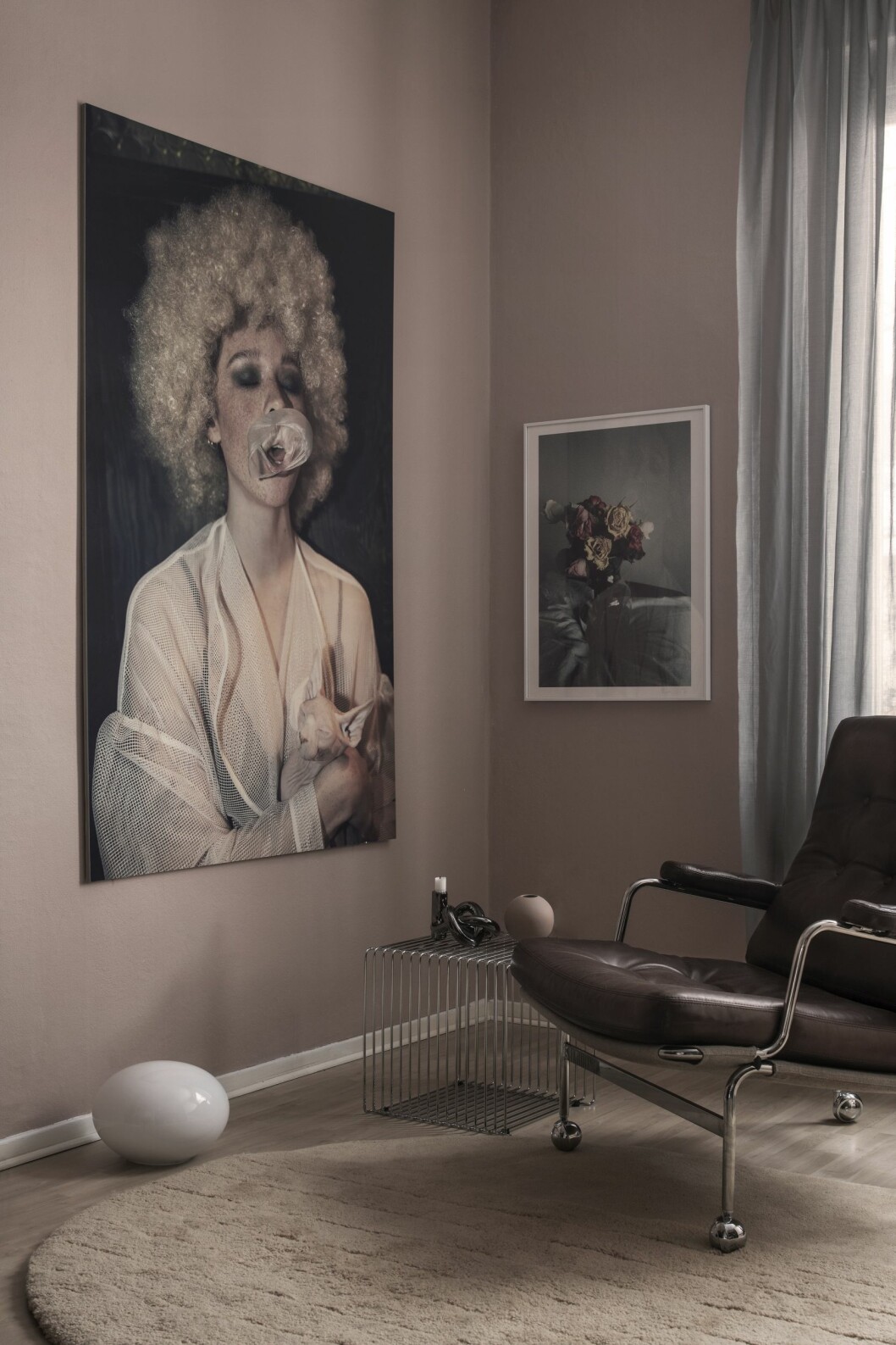 Tonårsrum. Matta Napa av Note för Ogeborg. Fåtölj Karin av Bruno Mathsson för Dux. Sidobord, Verner Pantons Wire för Montana. Foto Splash av Annica Eklund. Konstverk av Ruvan Wijesooriya, Absolut art. På golvet Iittalas Kuukuna-lampa av Oiva Toikka. Tonårsrum med rosa väggfärg, fåtölj Karin av Bruno Mathsson för Dux och konstverk av Ruvan Wijesooriya, Absolut art.