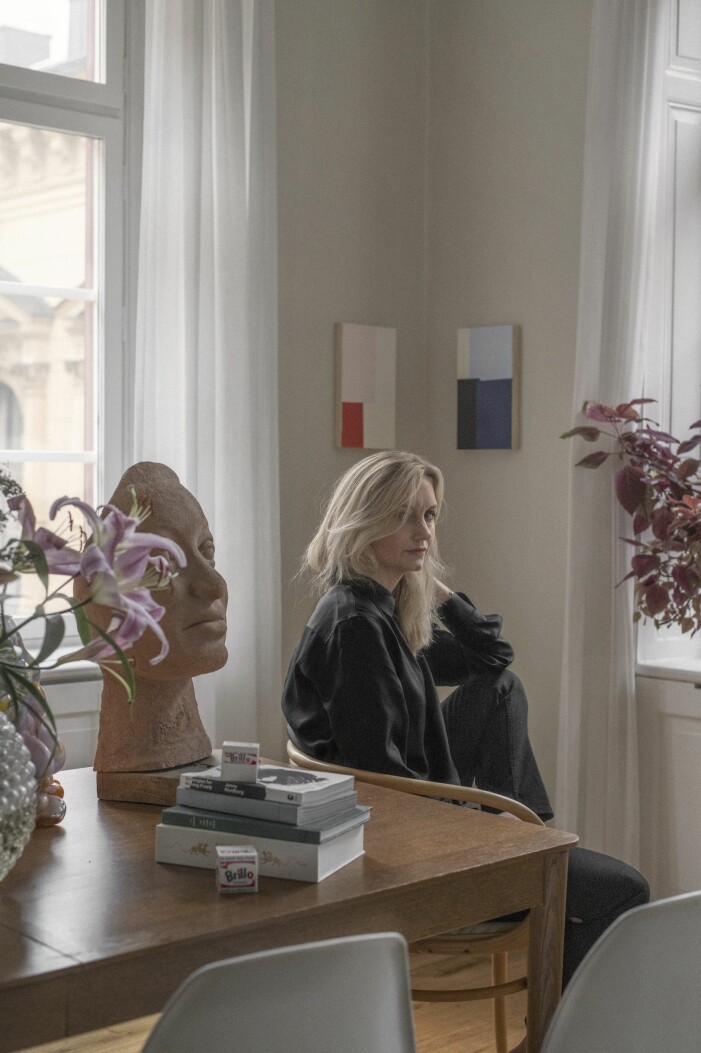 Joanna i sitt vardagsrum. På matbordet en skulptur av farmor Gudrun Brost. Hemma hos White Guides nya VD Joanna Sundström