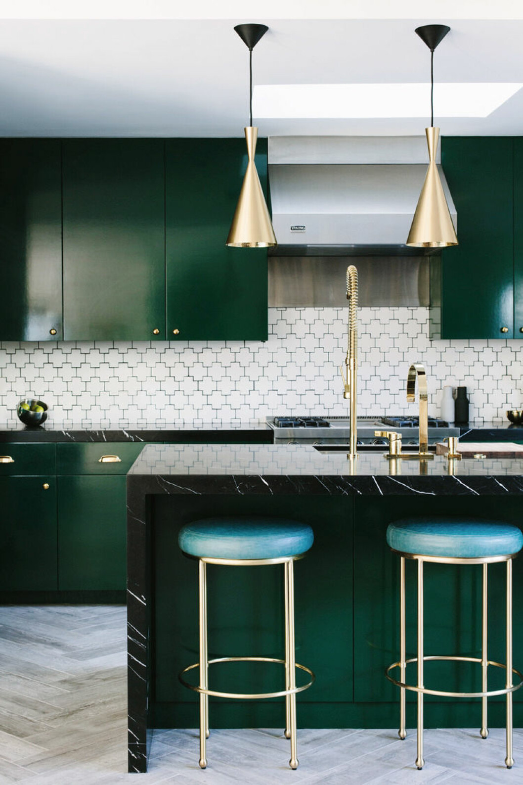 Via: <a href="http://www.blacklacquerdesign.com/interiors/" target="_blank" rel="noopener">Black Lacquer Design</a> 15. compact-kitchen