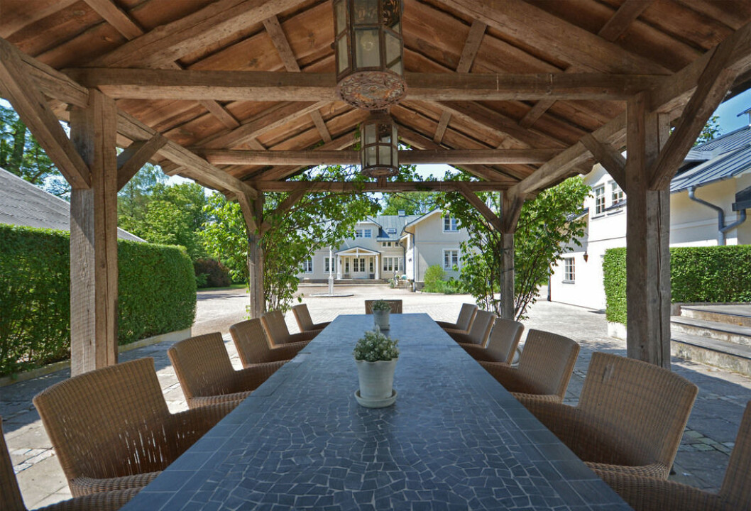 Vacker matplats, med inbyggd belysning och högtalare, står i anslutning poolhuset. Foto: Catharina Grenestedt Kika in i Henrik Larssons hem hästgården "Henkeborg".