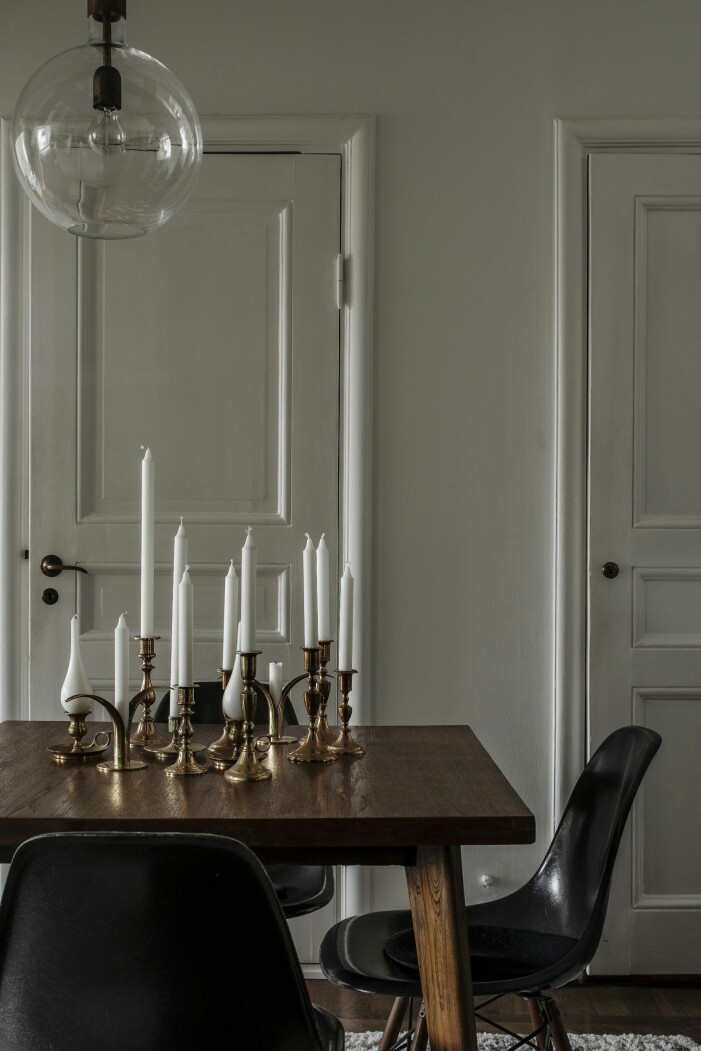 Eamesstolar runt matbord av den franska designern Pierre Jeanneret från Galerie maison premiere och ett litet urval av en samling mässingsljus-stakar som fyndats i andra hand. Taklampa från Dusty deco. Eamesstolar runt matbord av den franska designern Pierre Jeanneret från Galerie maison premiere