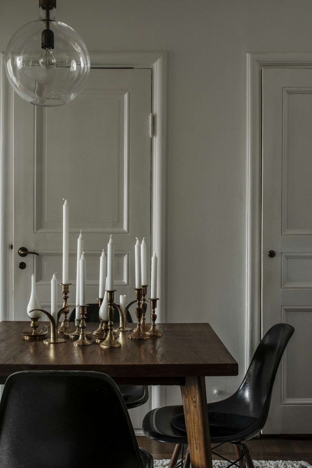 Eamesstolar runt matbord av den franska designern Pierre Jeanneret från Galerie maison premiere
