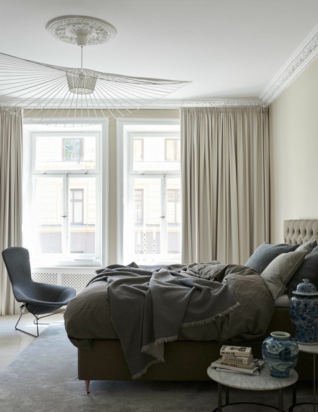 I sovrummethänger en annan lampfavorit, Vertigo, designad av Constance Guisset för Petite friture. Sängen kommer från Carpe diem och fåtöljen Bird Chair av Harry Bertoia för Knoll/Nordiska Galleriet. Gardiner från Gardinmagasinet, Kinesiska krukor är från Annuza/Posh Living. I sovrummet hänger en annan lampfavorit, Vertigo, designad av Constance Guisset för Petite friture. Sängen kommer från Carpe diem och fåtöljen Bird Chair av Harry Bertoia för Knoll/Nordiska Galleriet. Gardiner från Gardinmagasinet, Kinesiska krukor är från Annuza/Posh Living.