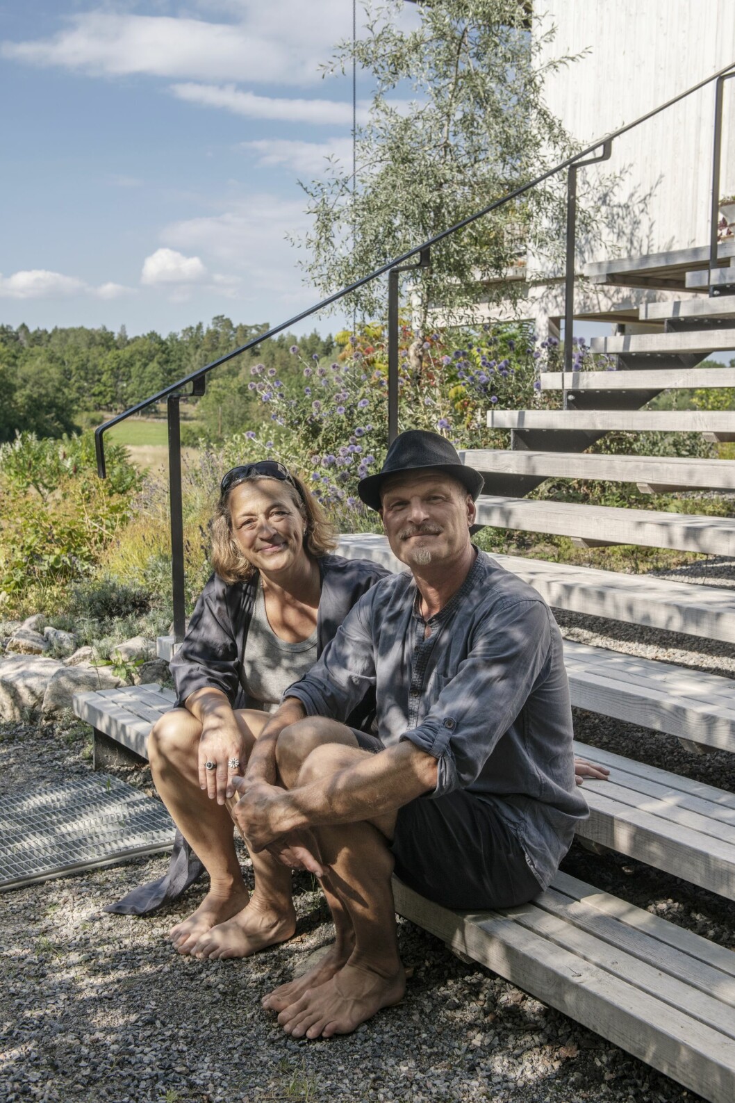 Ina och Johnny på trappan utanför husets huvudentré. Ina och Johnny på trappan utanför husets huvudentré.