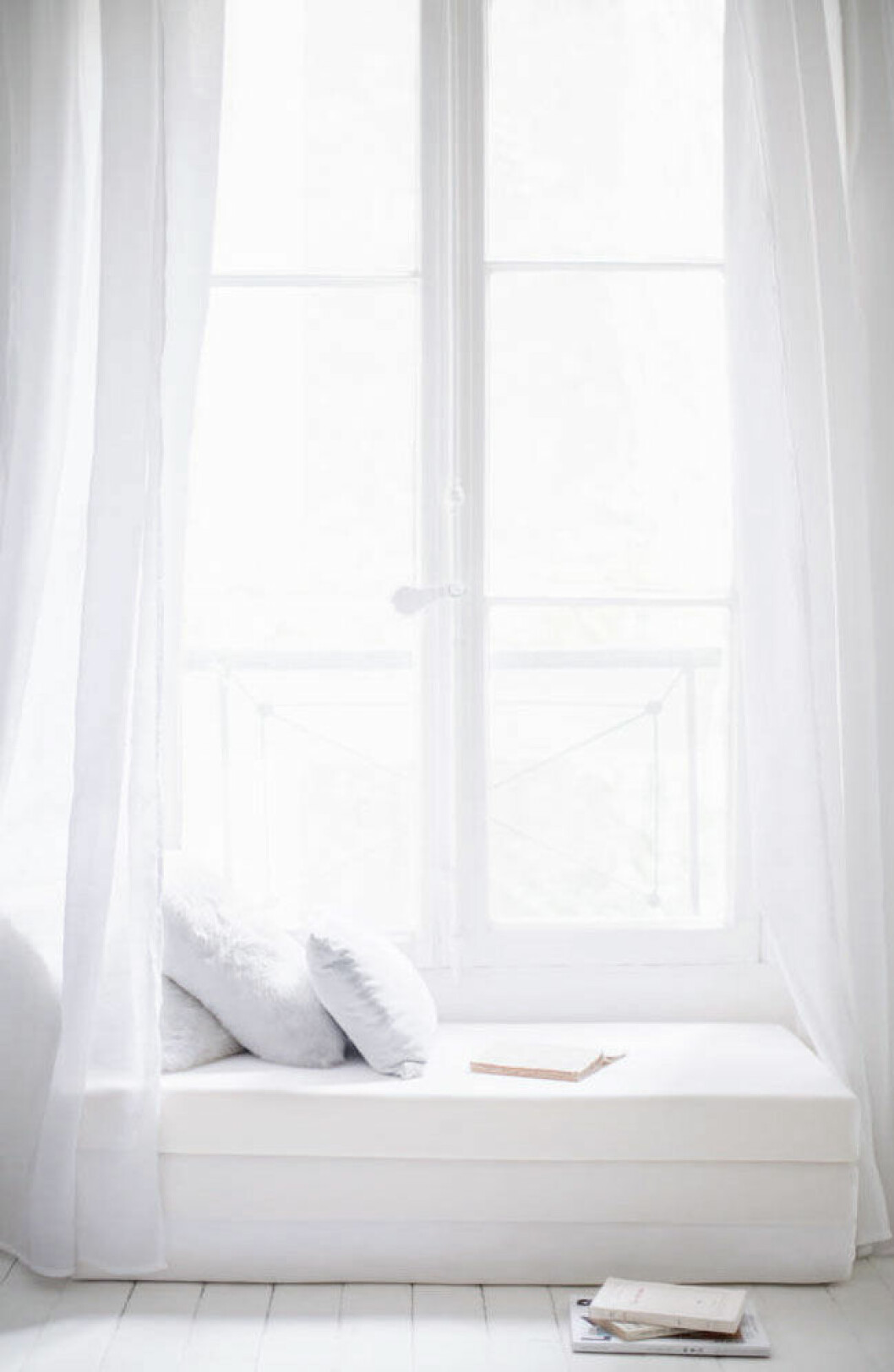 Via: <a href="http://www.goldenwhitedecor.com/2014/03" target="_blank">Golden White Decor</a> 17. day-bed