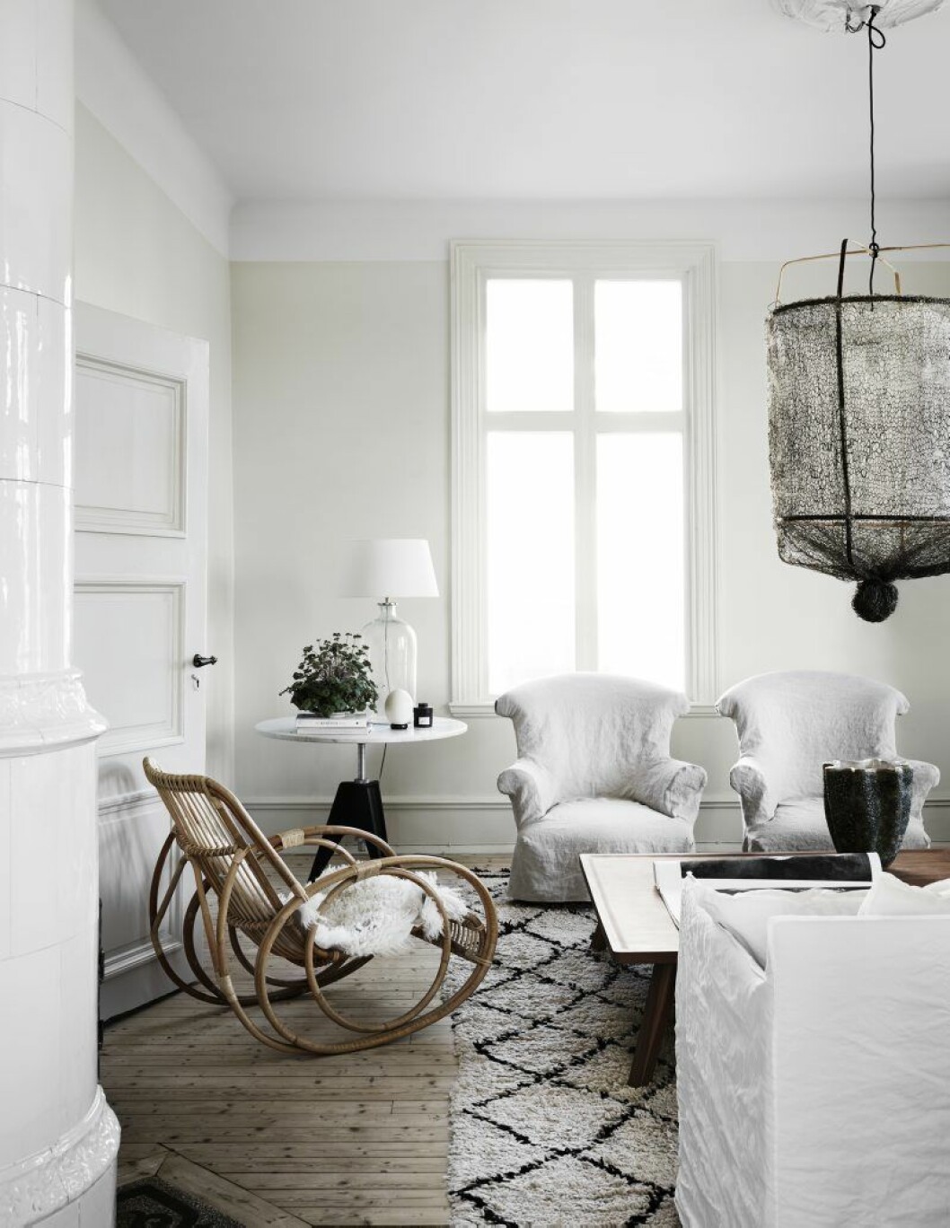 Beni ourain-mattorna har alltid varit en favorit för Christian, och Artilleriet var en av de första butikerna i Sverige som sålde mattsorten. Sidobord Screw table av Tom Dixon, glaslampa från Artilleriet och gungstol The waltz från Liggestolen. Beni ourain-matta, sidobord Screw table av Tom Dixon, glaslampa från Artilleriet och gungstol The waltz från Liggestolen.