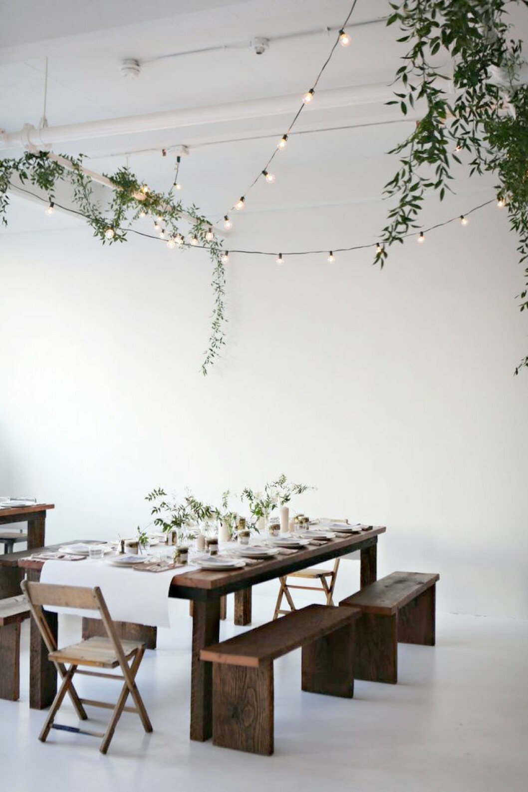 Via: <a href="http://glitterinc.com/2015/10/how-to-decorate-with-hanging-globe-lights-indoors/" target="_blank">Glitter Inc</a> Via: Glitter Inc