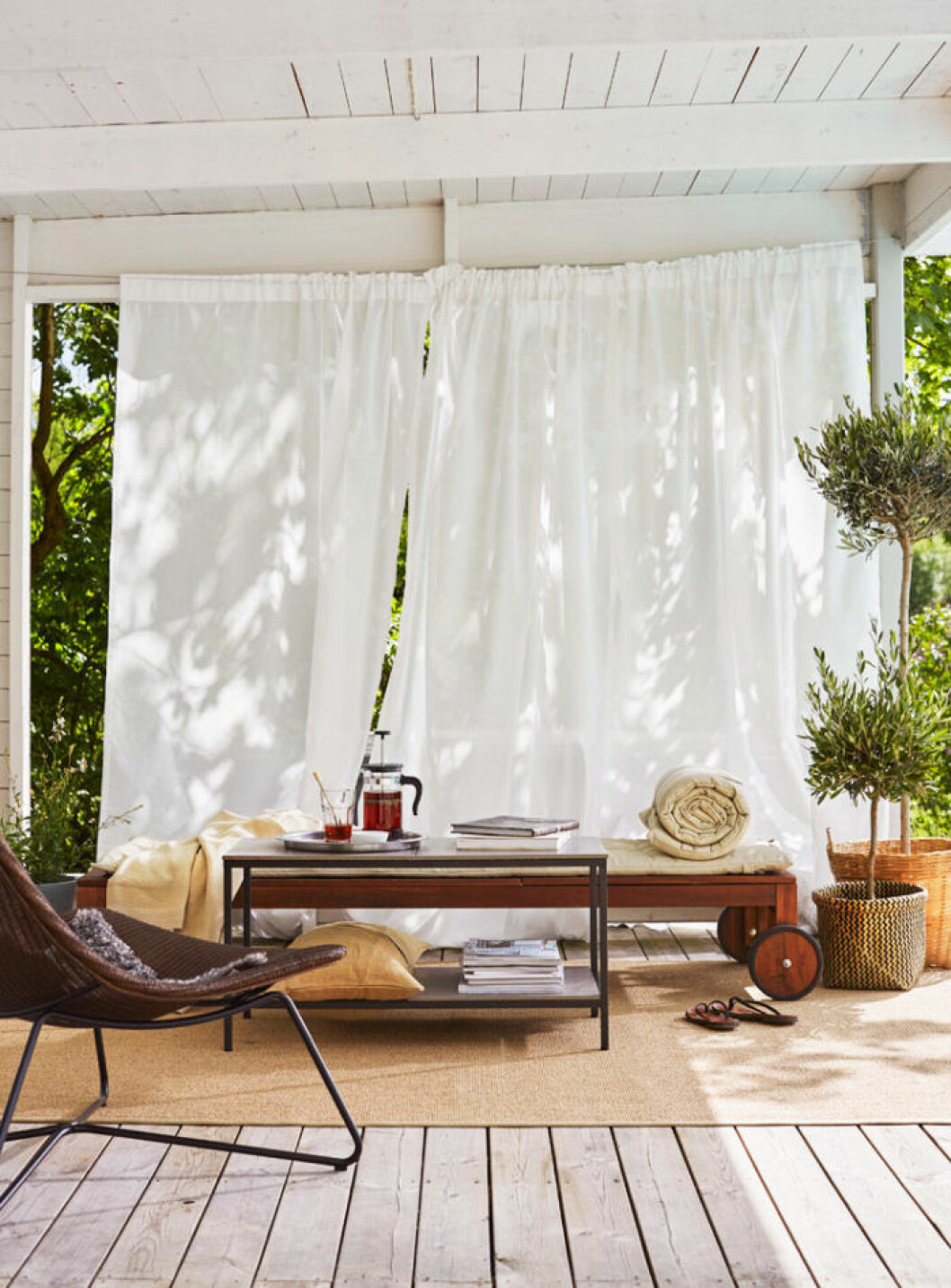 Foto: Martin Cederblad Styling: Pella Hedeby för <a href="http://livethemma.ikea.se/" target="_blank" rel="noopener">Ikea Livet hemma</a> Scandinavian summer balcony.