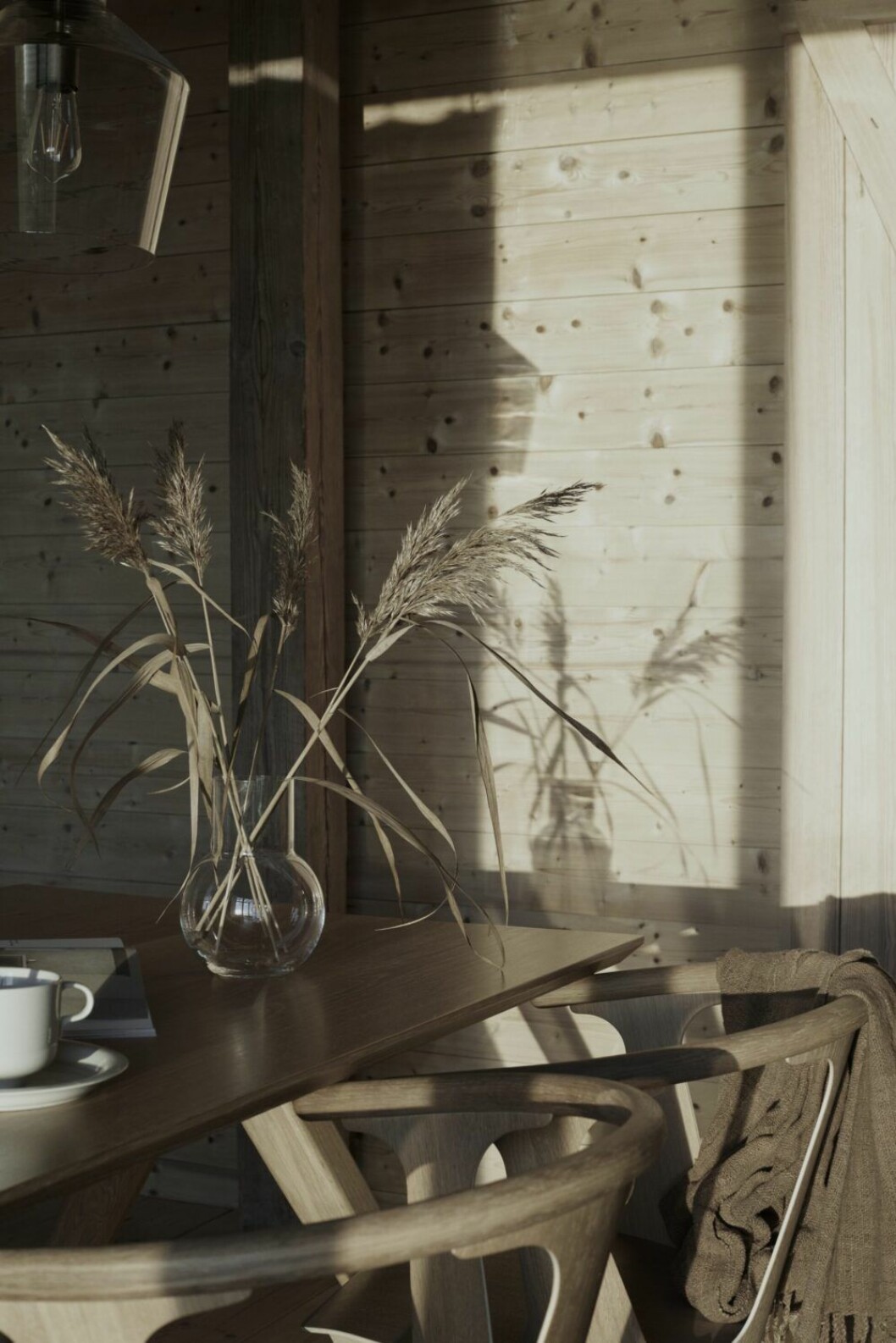 En av familje- sviterna. Väggarna är impregnerade med Organowood. Bord från Melo, stolar, & Tradition.