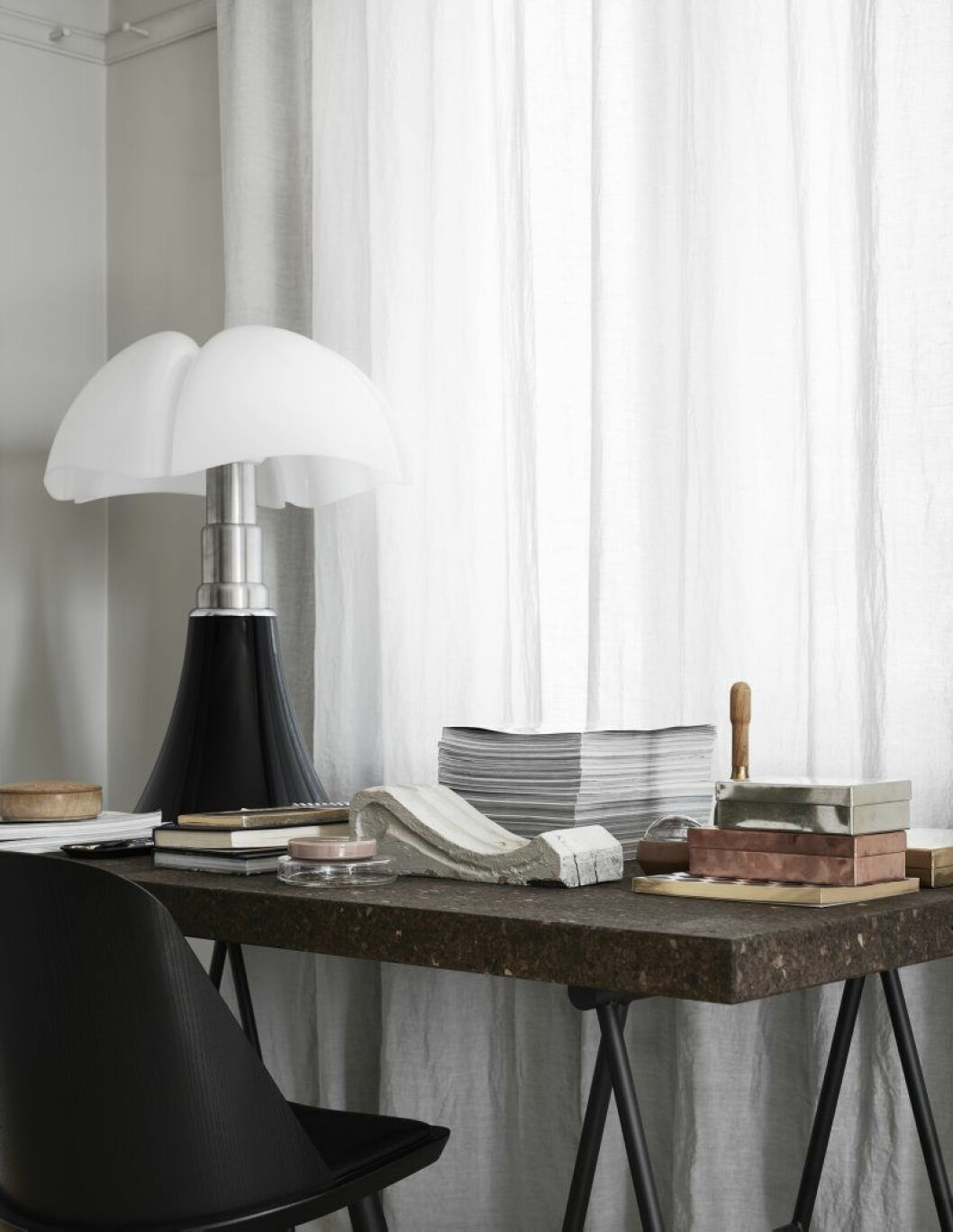 I sovrummet hittar man en liten arbetshörna med ett skrivbord av Ilse Crawfoord för Ikea. Lampa, Martinelli luce. Kontor i sovrummet med ett skrivbord av Ilse Crawfoord för Ikea. Lampa, Martinelli luce.