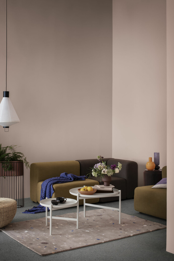 En mindre soffa betyder inte att du automatiskt skapar känslan av en större yta. Foto: Broste Copenhagen. Möblernas storlek gör skillnad för compact living