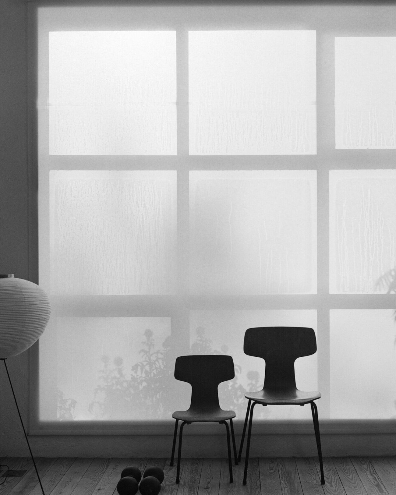 Stolar Arne Jacobsen, lampa av Isamu Noguchi för Vitra.