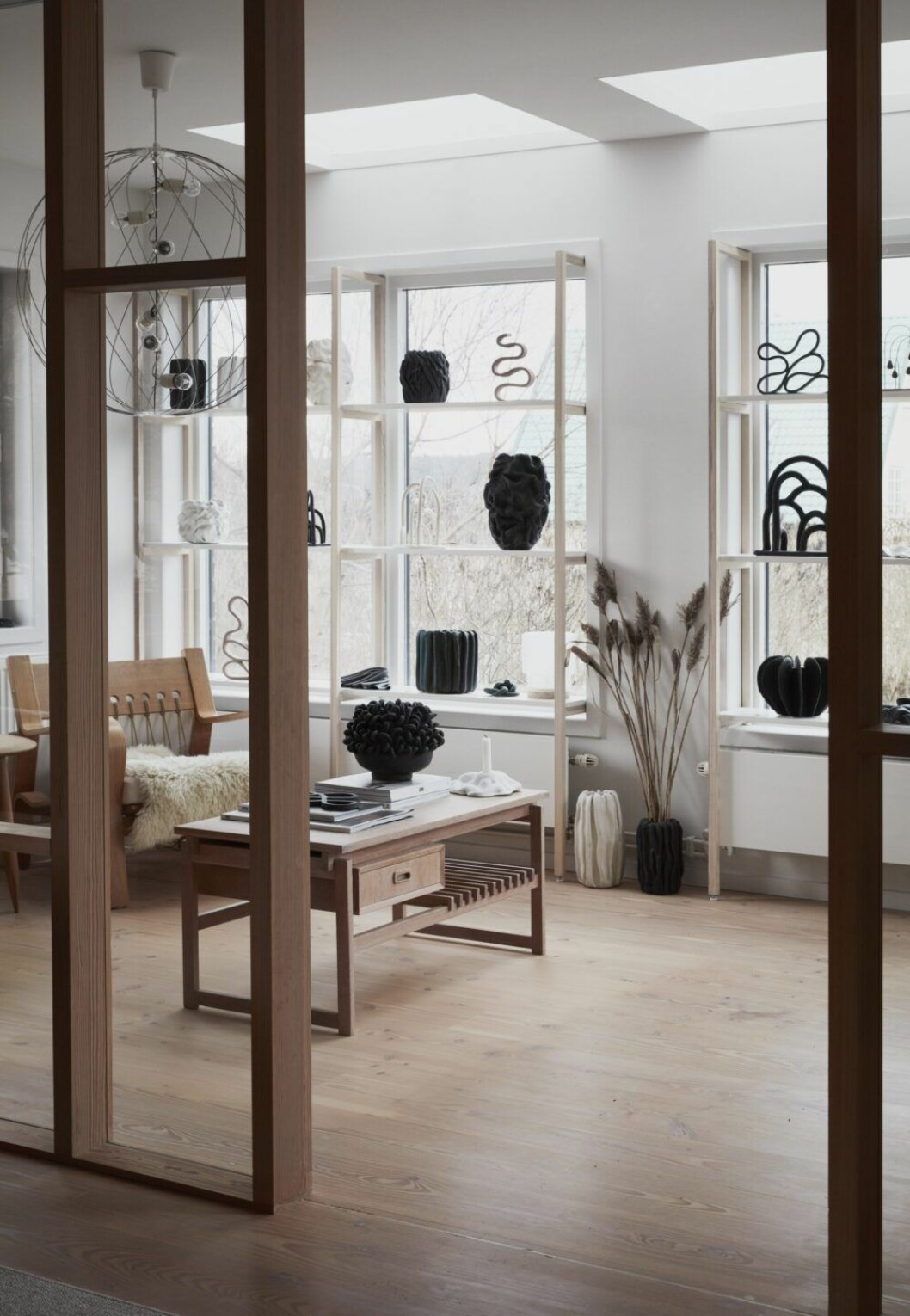 Keramik behöver ljus och rymd. Ett showroom byggdes i vardagsrummet. Sofia Tufvasson keramik showroom