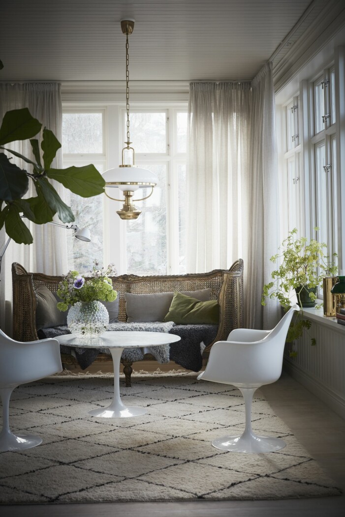 Den inbjudande soffan har följt med ett par år och hittades i en antikbutik i Palma. Perfekt för en tupplur eller bokläsning.