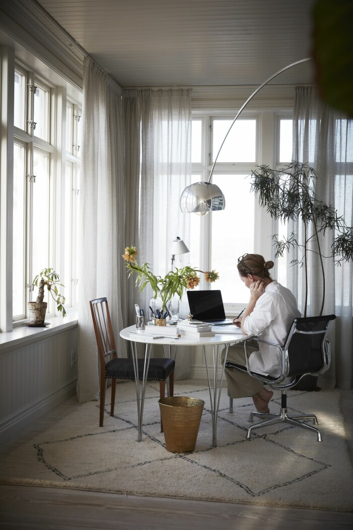 Mia skissar på ett kök i sin arbetshörna. Det inglasade rummet har en fantastisk utsikt över skärgården och på nätterna ligger fraktfatygen som ett glittrande pärlband längs horisonten.
