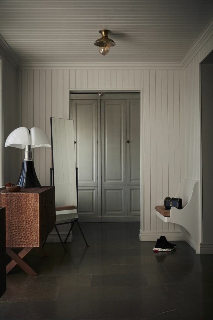 Även hallen är målad i färgen Portland stone från Little green, men i tre lika nyanser av färgen. Hylla, Zanat, lampa Mini pipistrello.