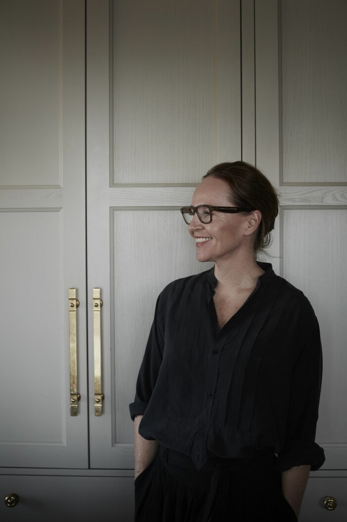 Mia Sahlin framför sitt snyggt dolda kylskåp.