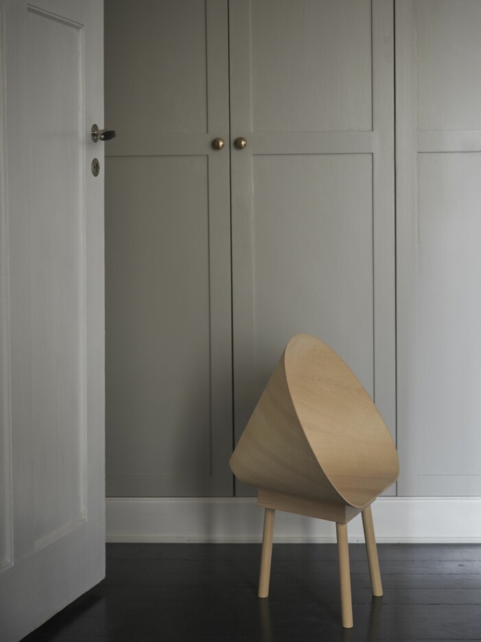 Det strutformade lilla bordet, Hello Little Fellow, är tillverkat i basad ask och designat av Lovisa.