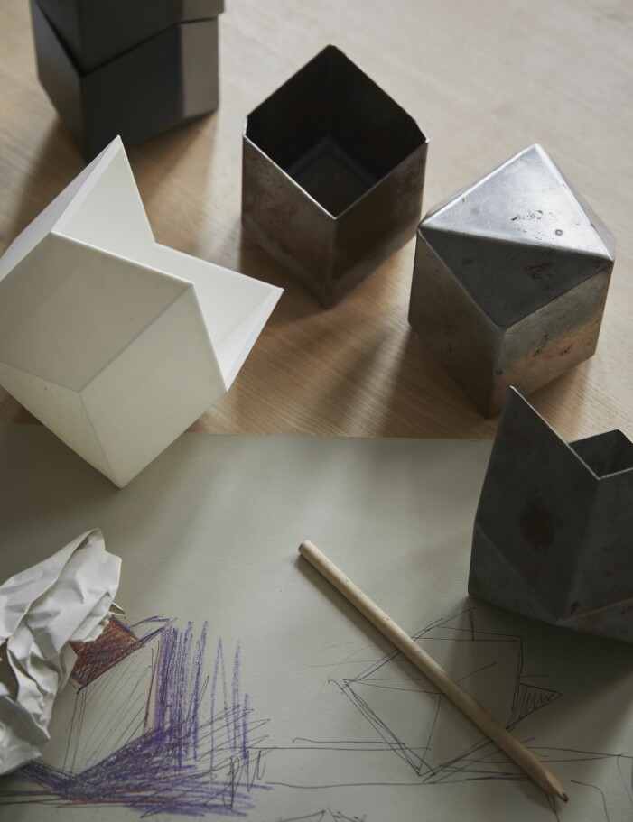 Handskisser, 3D-modeller och skarpa prototyper från utvecklingsprocessen av Sekts senaste produkt. Den kubistiska skålen gjuts i brons utanför Malmö och kan köpas via Sekts hemsida: www.sekterism.com