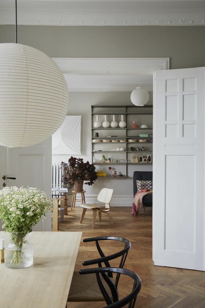 Vy från matplatsen mot arbetsrummet. Matbord, Sekt, fåtölj Eames LCW från Vitra, matstol av Carl Wegner, CH24, Carl Hansen.