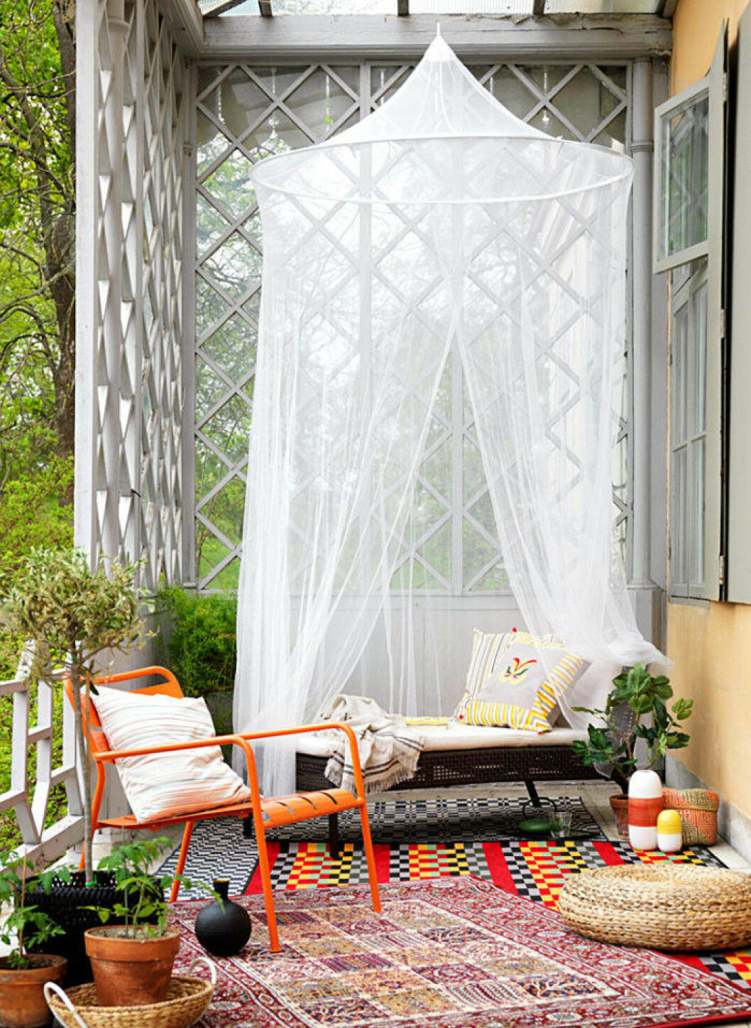 Foto: Nina Broberg för <a href="http://livethemma.ikea.se/" target="_blank" rel="noopener">Ikea Livet hemma</a> Baclony with cozy tulle and carpets.