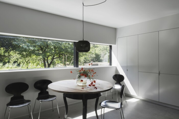 Kring det egentillverkade köksbordet av blodbok och ask står klassiska Myranstolar. Vas med vallmo från Designtorget. Josefin Nymans hus utanför Malmö. Matplats.