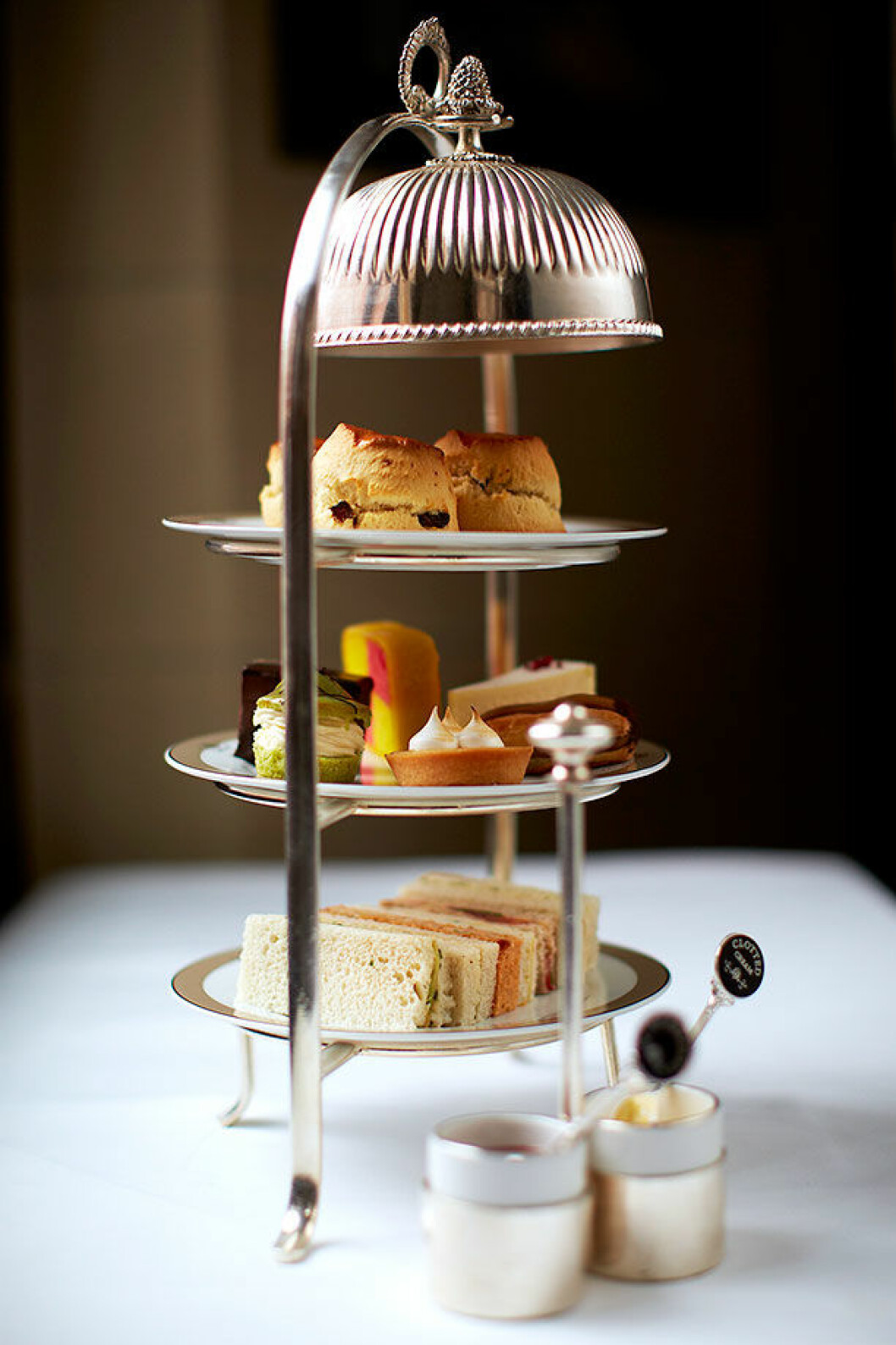Prova en äkta »Breakfast at the Wolseley«, en upplevelse som AA Gill har skrivit en hel bok om. Här afternoon tea 2151-the-wolseley-afternoon-tea