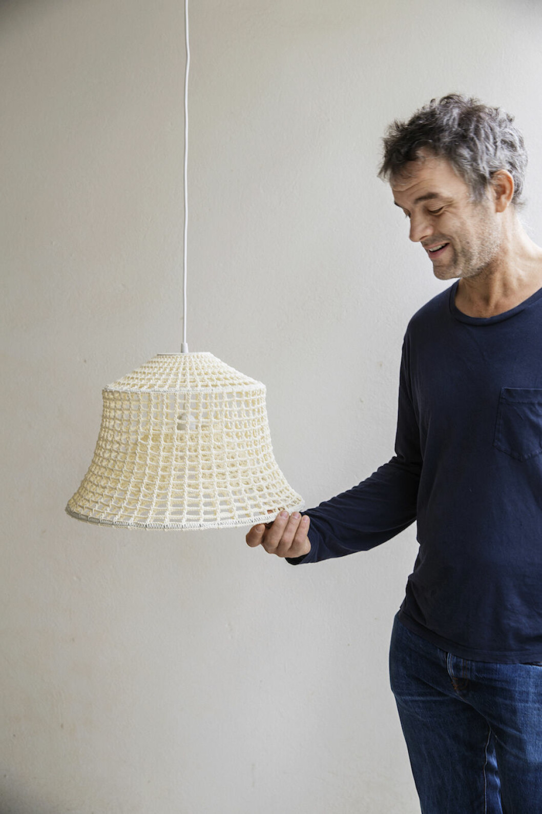 <em>Piet Hein Eek med en av fyra olika lampor i flätad bambu, 249:-, ikea.com.</em>