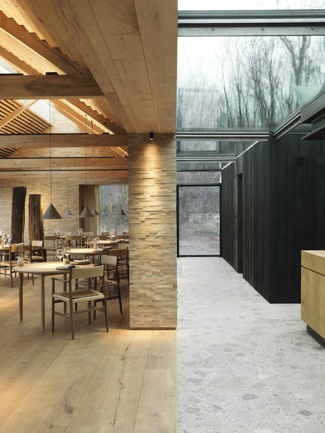 Vill du äta på Noma 2.0 gör du bäst i att inte vara allt för hundrig: väntetiden på ett bord ligger på flera månader. Bild på kontrasten mellan utomhus och inomhus på René Redzepis Noma 2.0.