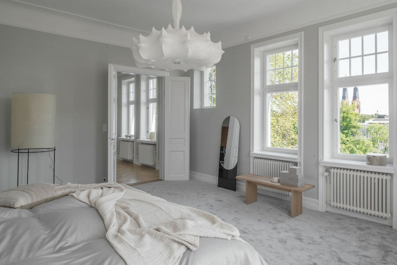 Bild på sovrummet i lyxlägenhet stylad av Annalena Leino-Karlsson. 