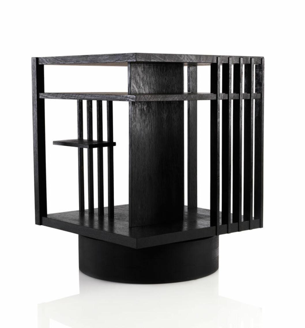 Boksnurran ”Revolving bookcase” produceras för Svenskt tenn i svartlackad ask på Eriksson & Sönders möbelsnickeri i Vrena, strax utanför Nyköping. Pris: 17 500:- Boksnurran "Revolving bookcase" produceras för Svenskt tenn i svartlackad ask på Eriksson & Sönders möbelsnickeri i Vrena, strax utanför Nyköping. Pris: 17 500:-