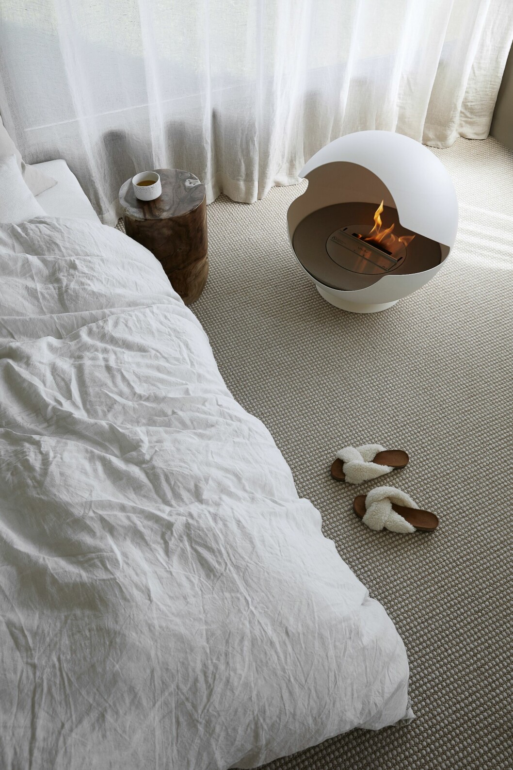 Ljust och stillsamt sovrum med braskaminen Globe från Vauni. Styling av Pella Hedeby. Sovrum med braskaminen Globe från Vauni. Styling av Pella Hedeby.